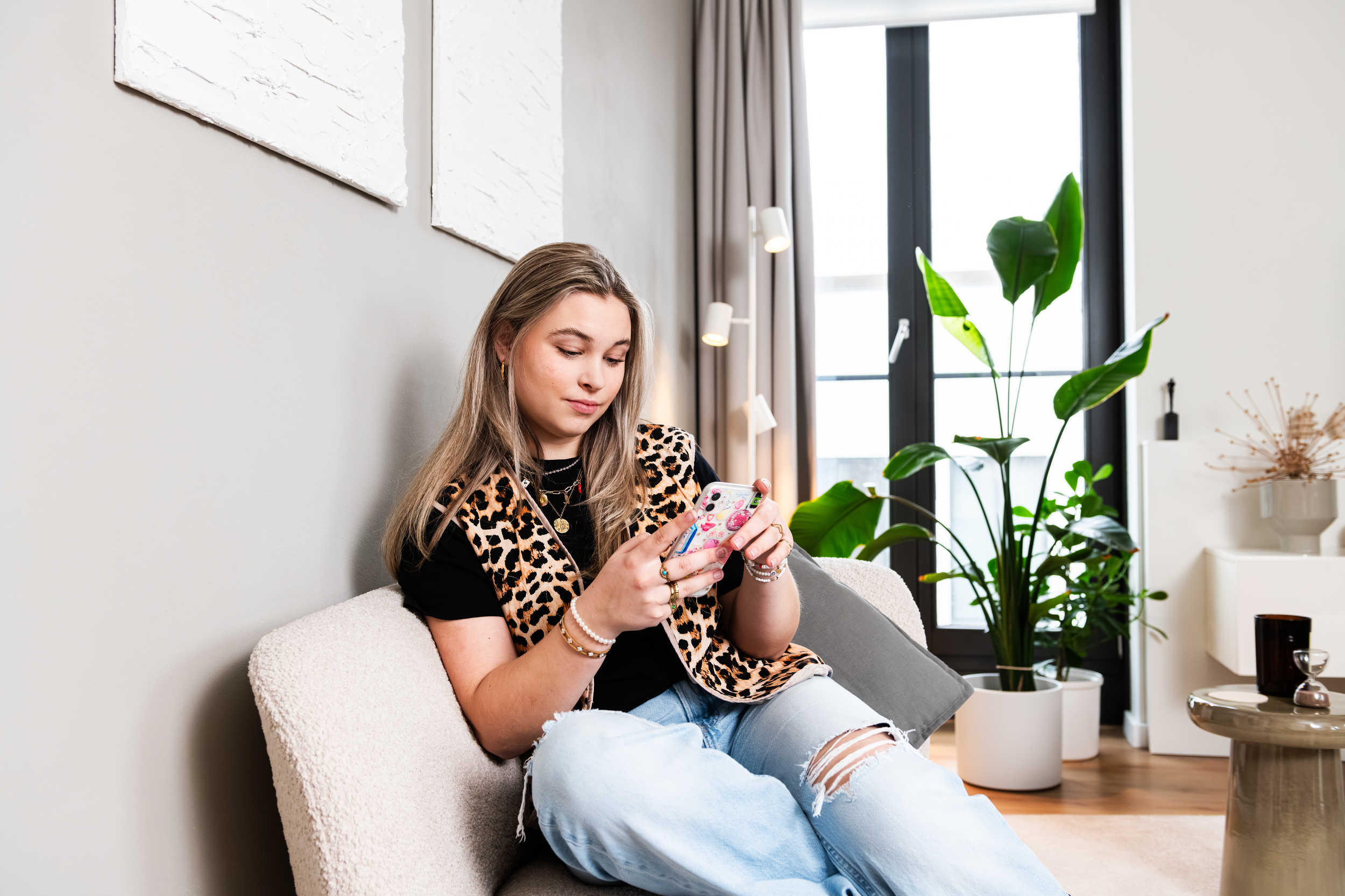 Meisje met telefoon op bank